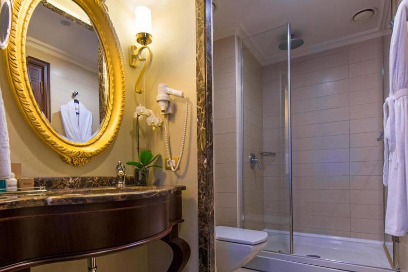 Elite World Istanbul Hotel - Corner Suite - Free Spa Access
