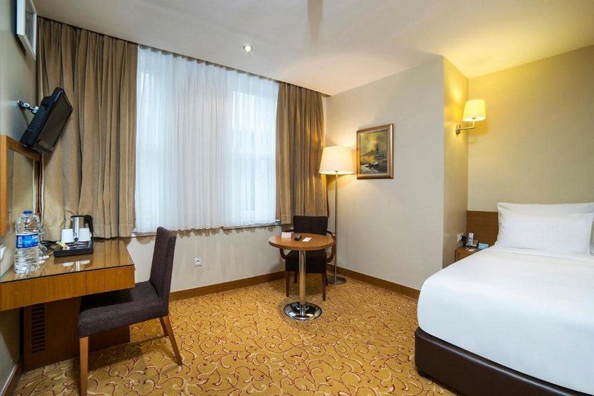 Radisson Hotel Istanbul Sultanahmet -Suite with Balcony and Sea View Non-Smoking