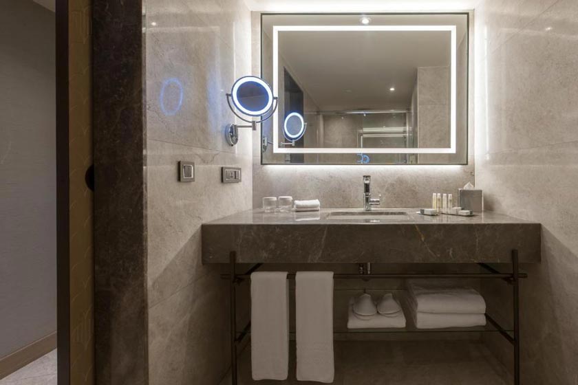 DoubleTree by Hilton Istanbul - Sirkeci - istanbul - Queen Guest Room with Balcony